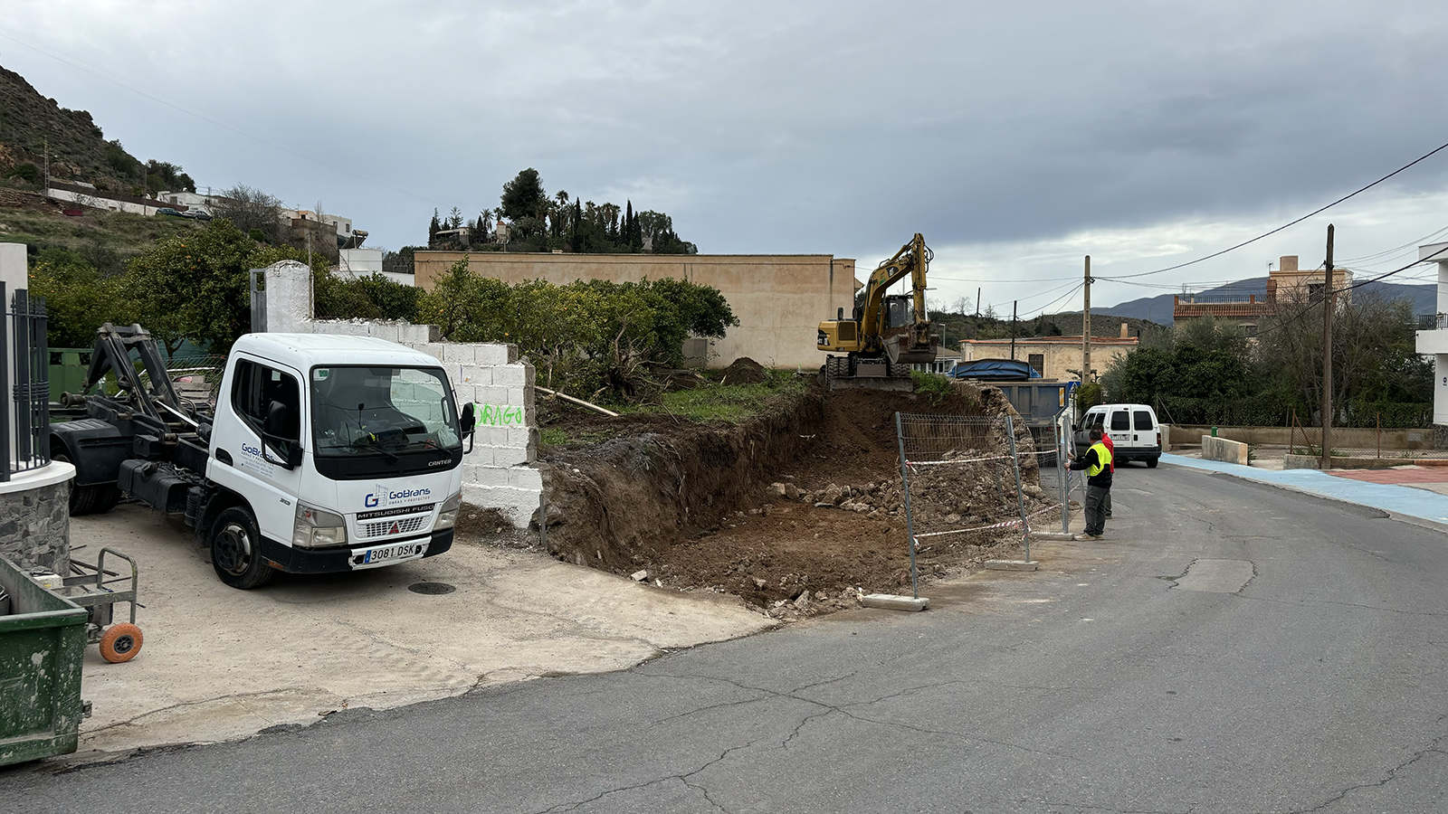 Finaliza la construcción de un nuevo acerado en la carretera hacia San Roque y comienzan las obras de ampliación de otro tramo